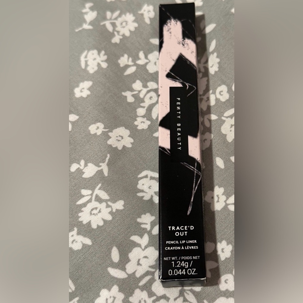 Fenty beauty Trace'd Out Longwear Waterproof
Pencil Lip Liner riri